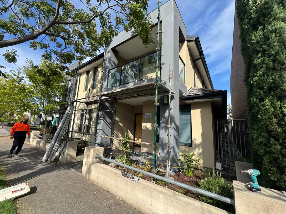 Townhouse front with scaffold on the first-floor balcony